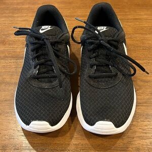 Women’s Nike Tanjun Sneaker Shoes, Size 8